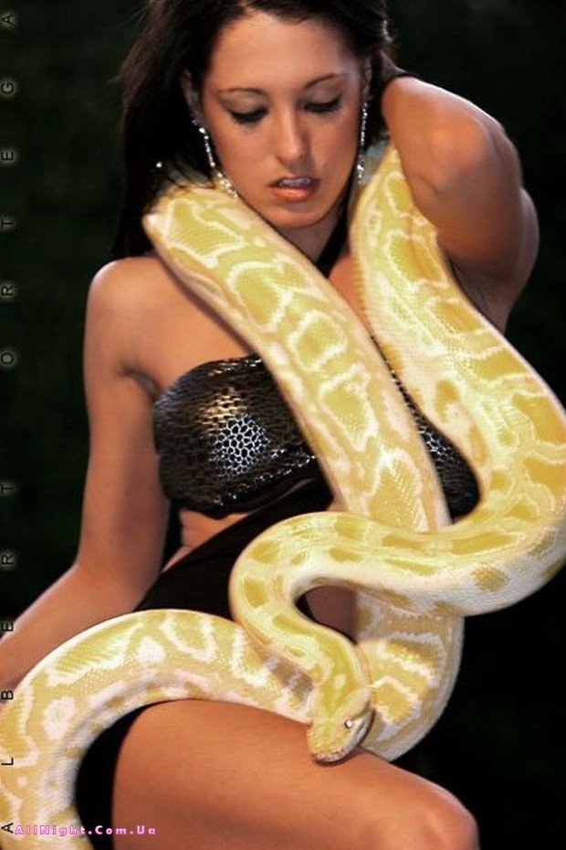 Голая Женщина Со Змеями