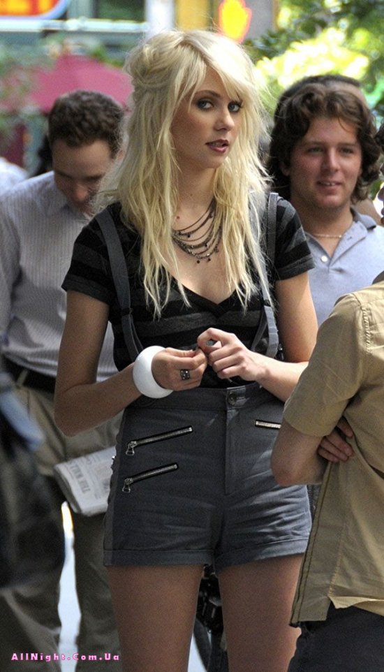 Taylor Momsen (10 )