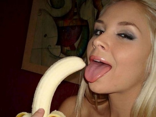 Оригинальный секс с членом в киске и бананом в попке