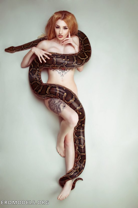Эротика с опасными змеями (50 фото)